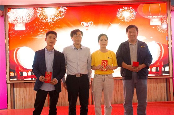 頒發(fā)獎項(xiàng)